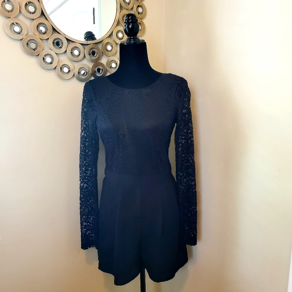 ๐3 for $35๐ Like new, Lace Romper, Small - Picture 2 of 6